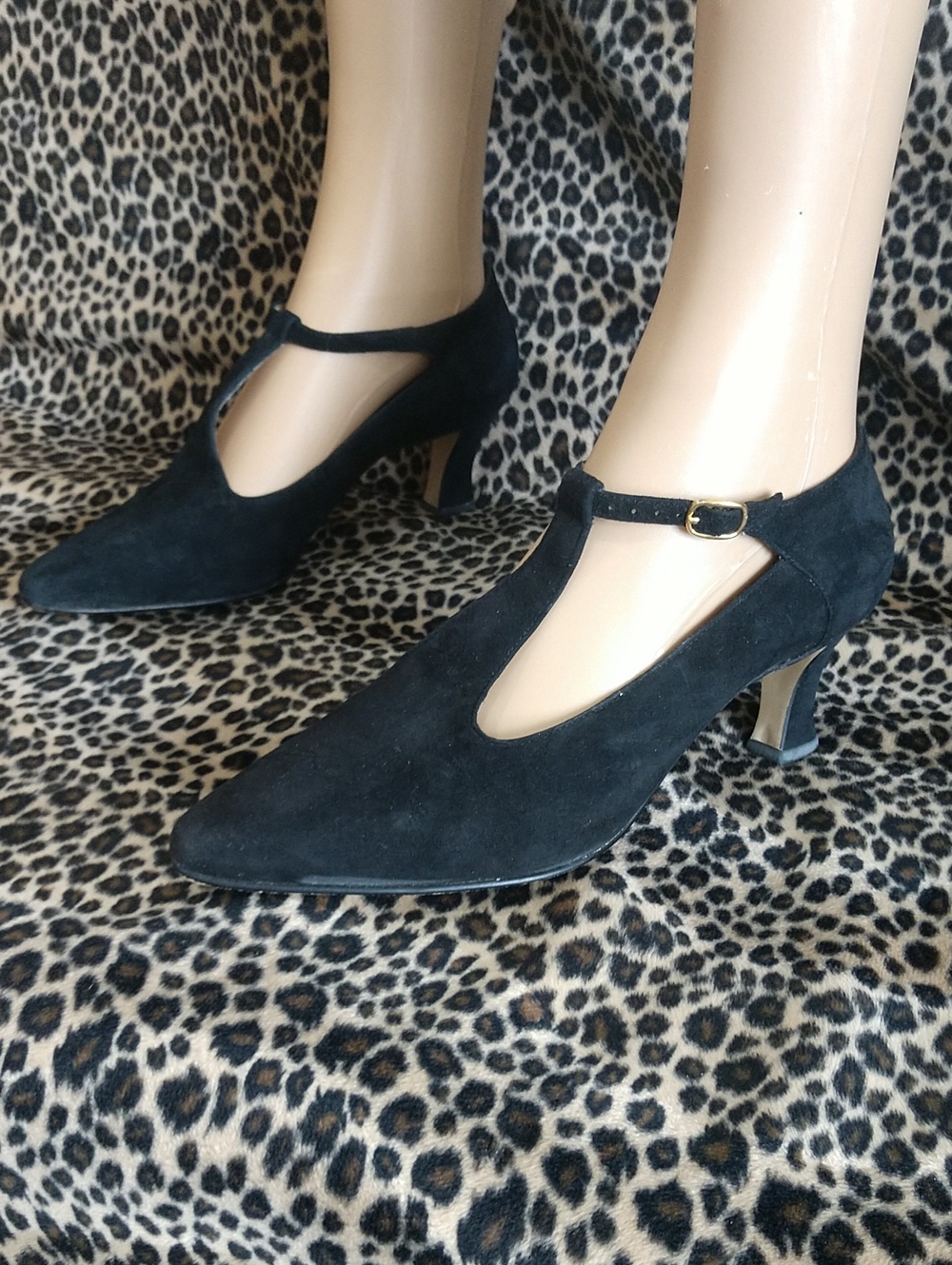 Women's Black Suede T-Strap Mid Heel Pumps